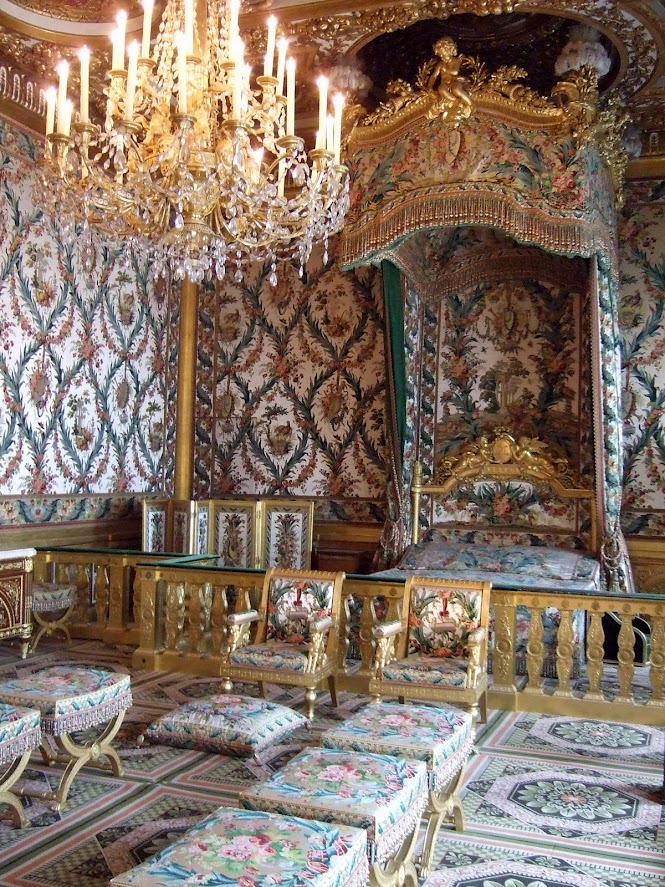 Inside Le château de Fontainebleau