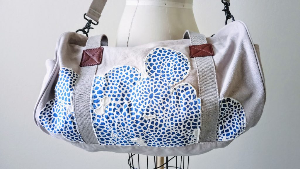 Duffel Bag Personalization with Fabric Appliqués - DIY Fashion Accessories | fafafoom.com